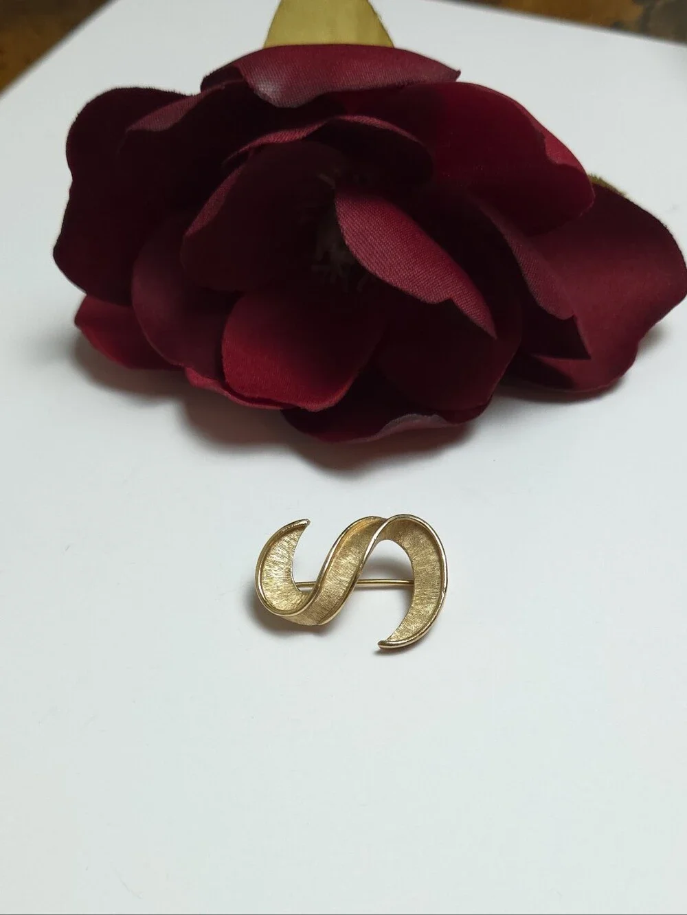 Vintage Crown Trifari Gold Textured S shape or Swirl Design Brooch